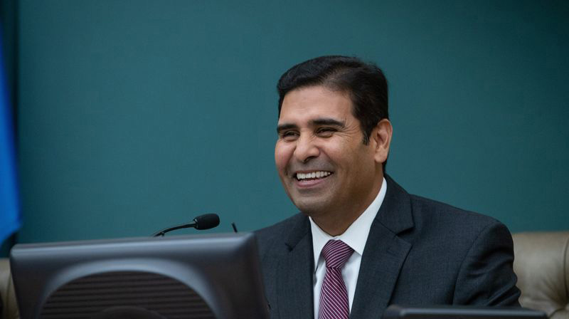 Gil Hernandez speaking at a Corpus Christi City Council meeting